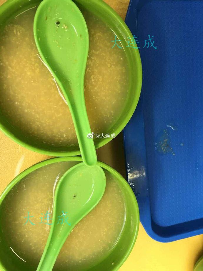 
卫生堪忧！大连艺术学院学生在食堂竟吃出虫子“一家三口”


