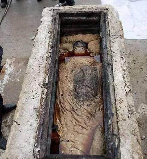 梦见棺材里躺着死人没盖盖子，潜意识深处的警示与启示