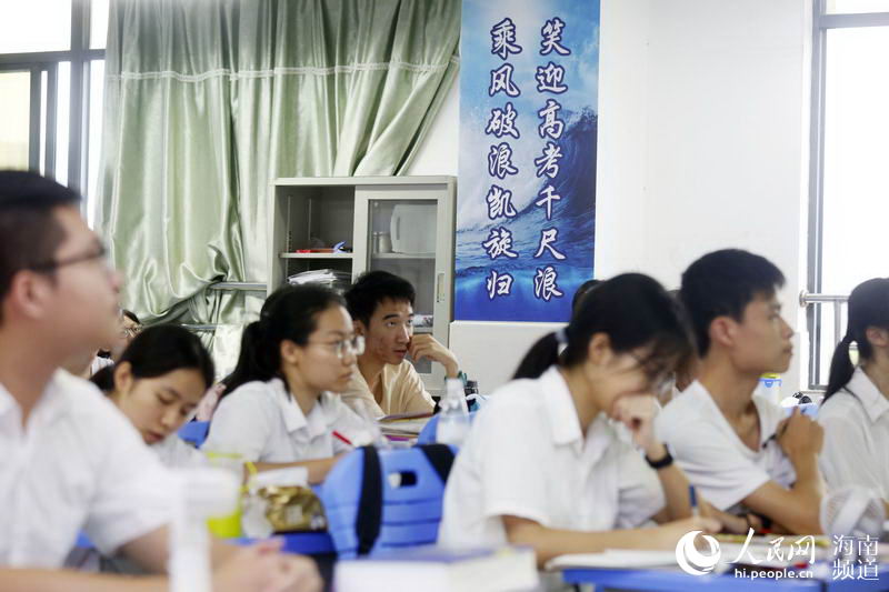 
高考倒计时一个月海南高三学生备考冲刺


