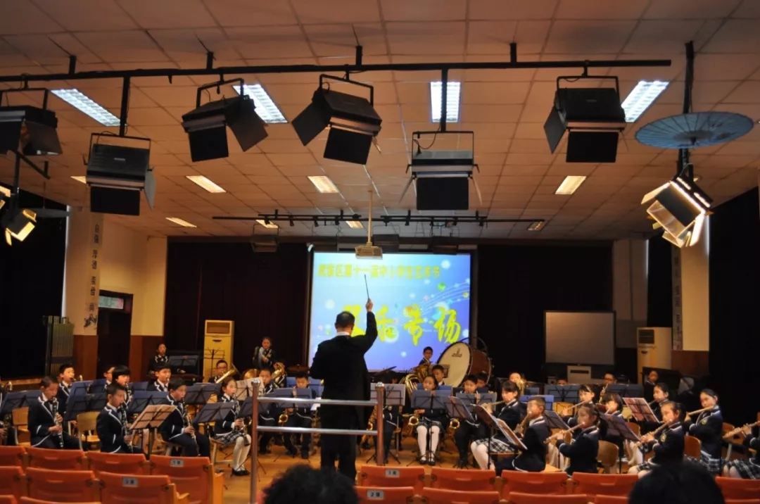 
蓝港外国语小学名师团队首次亮相，每个主要学科配一名特级教师！


