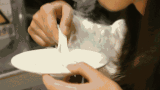 抖音网红美食刷新吃货味蕾 现场制作抖音美食 爆款冒烟冰淇淋, 网红