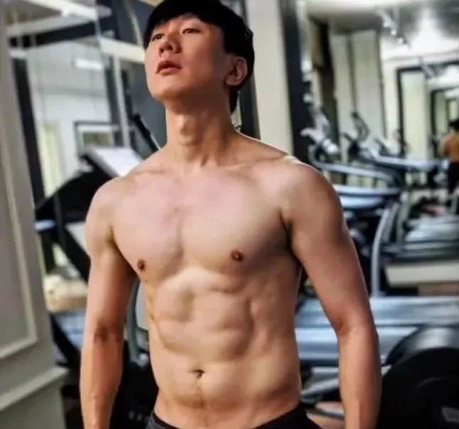 近日,林俊杰在微博上晒了一段视频,因为其不俗的腹肌,登上了热搜.
