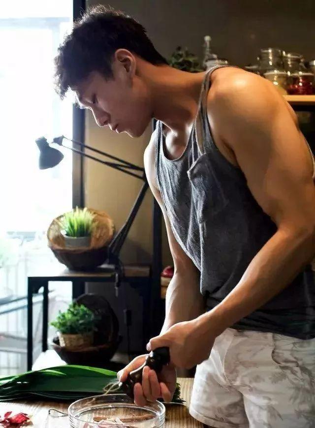 妹子有个会做饭的肌肉男友，是一种什么体验？