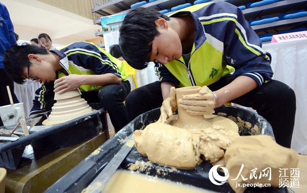 
江西启动职业教育活动周展示一批科技成果转化项目



