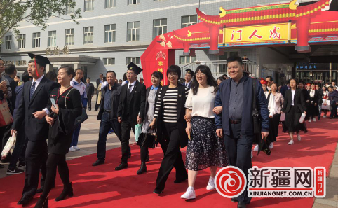 
珍惜韶华担当有为兵团二中举行高三年级成人仪式


