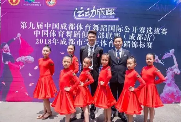 
蓝港外国语小学名师团队首次亮相，每个主要学科配一名特级教师！


