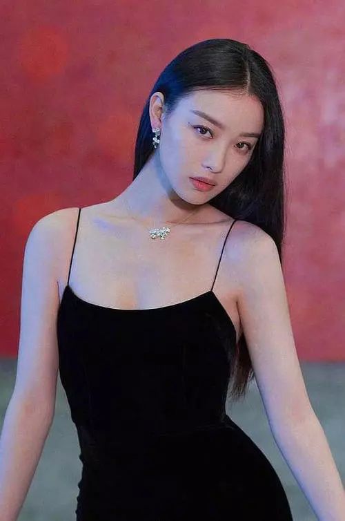 倪妮说自己要有突破,所以剪了步惊云同款爆炸头 肥猪流厚刘海?