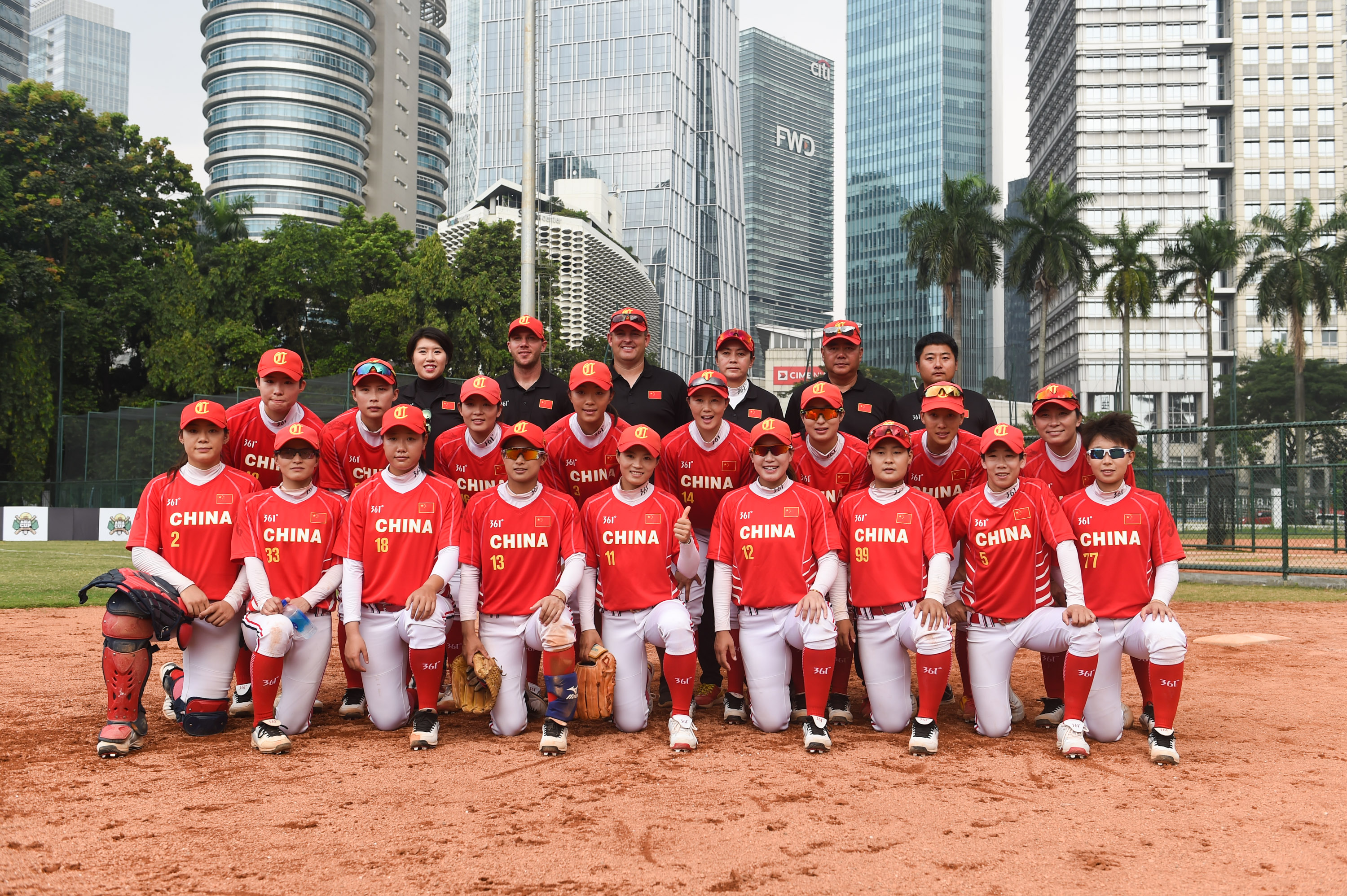 5月7日,中国女子垒球队在比赛后合影.