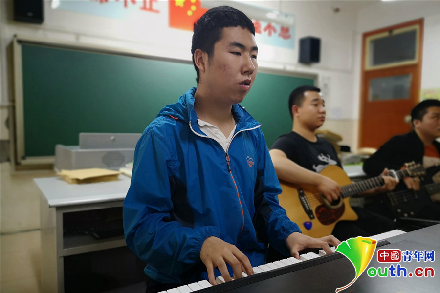 
“我看得见”：盲人高中生组乐队希望上大学继续学音乐


