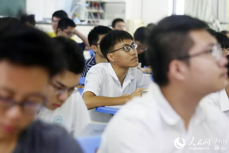 
高考倒计时一个月海南高三学生备考冲刺


