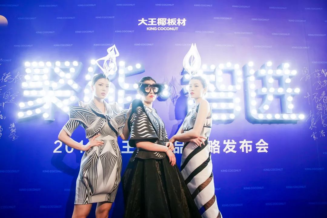 g h t s p o t 这次的签到处不一般 亮点一 自带"光环"的签到处 灯泡