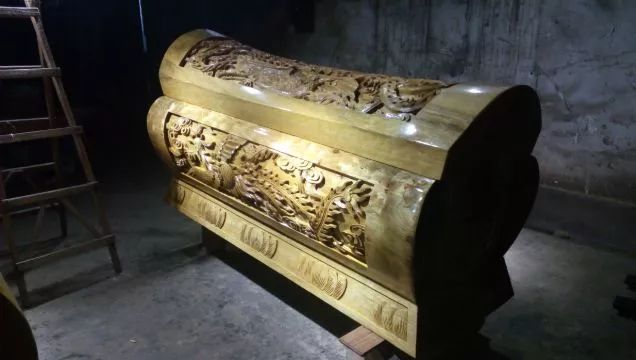 梦见棺材里有铜钱，寓意与解析
