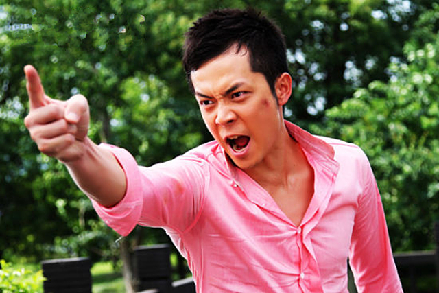 王心凌前男友赛车发生意外,车头全毁现场一片