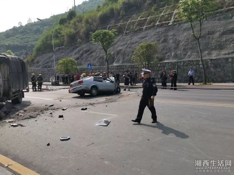 昨日吉首环线发生严重交通事故小车与货车相撞两车车头凹陷严重变形