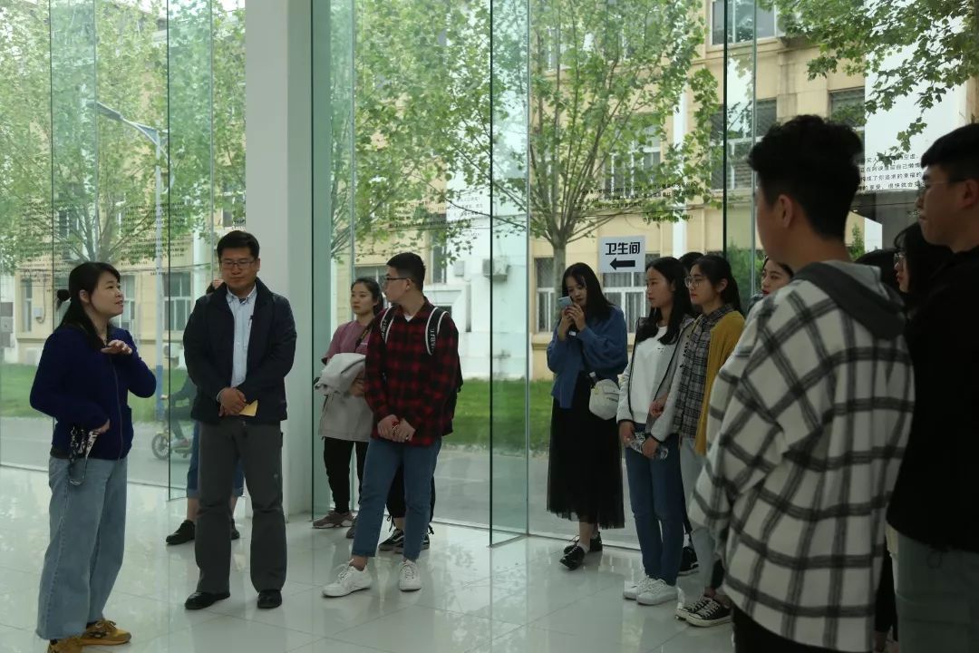 山东工艺美术学院人文艺术学院师生参观中国广告博物馆 老葡京网上娱乐