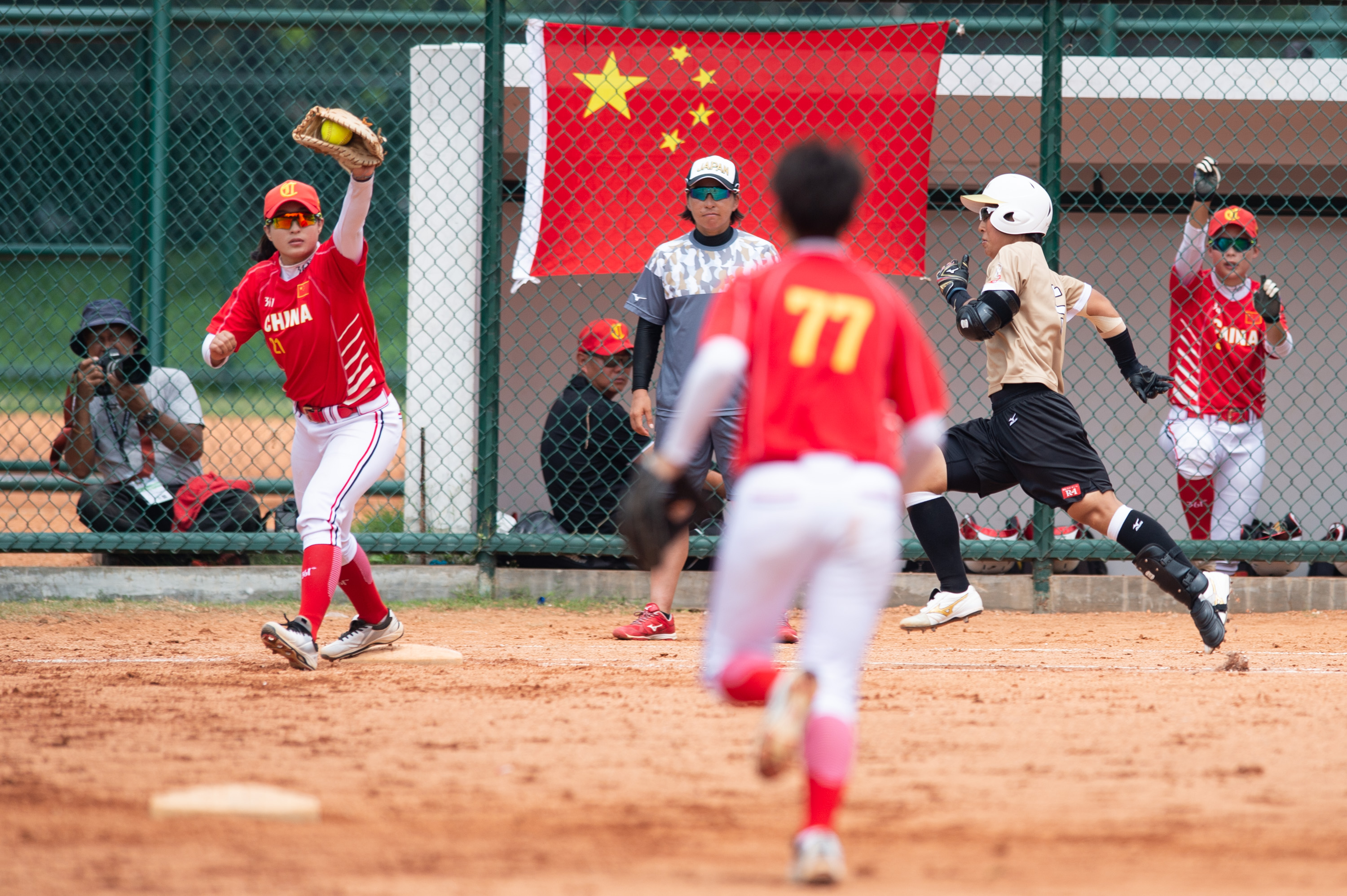 5月7日,中国女子垒球队队员在比赛中.