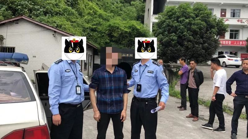 大竹一男子骑摩托遇到检查,撞开交警逃逸后.