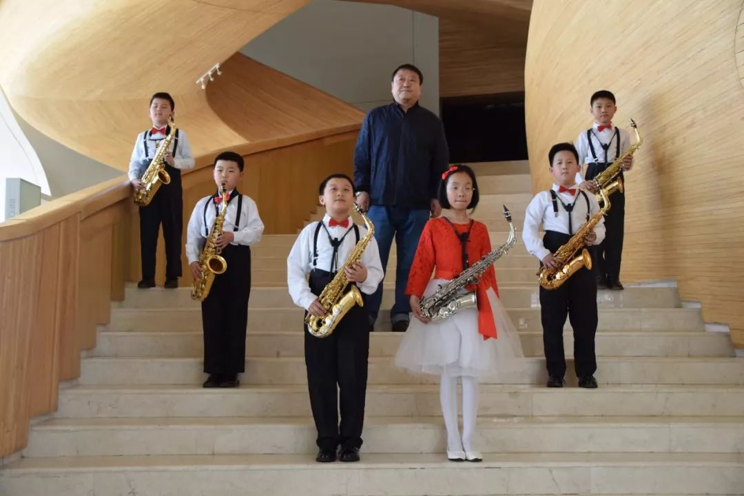 金色旋律 飞扬青春——香坊区少年之家管乐团萨克斯重奏在哈尔滨大