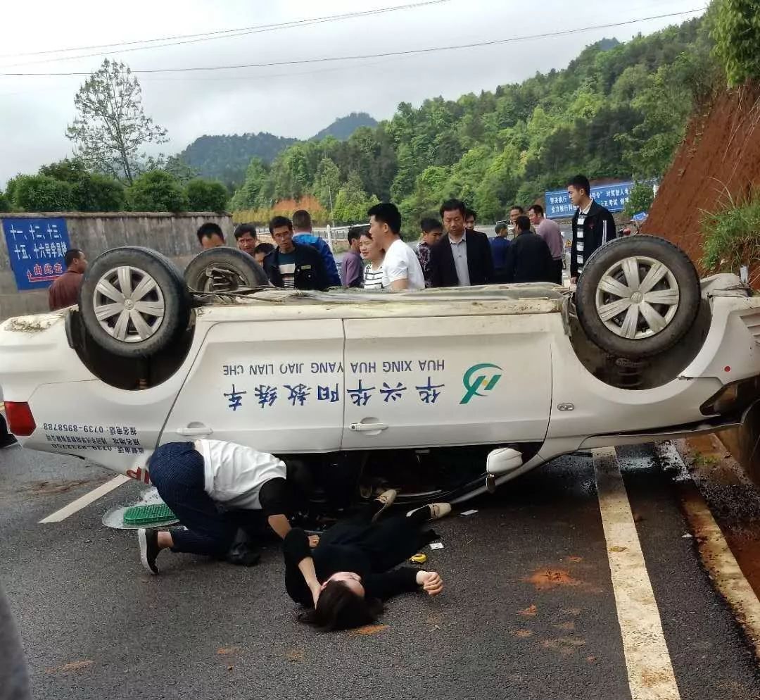 隆回驾校考场内突发事故教练车四脚朝天多人受伤倒地