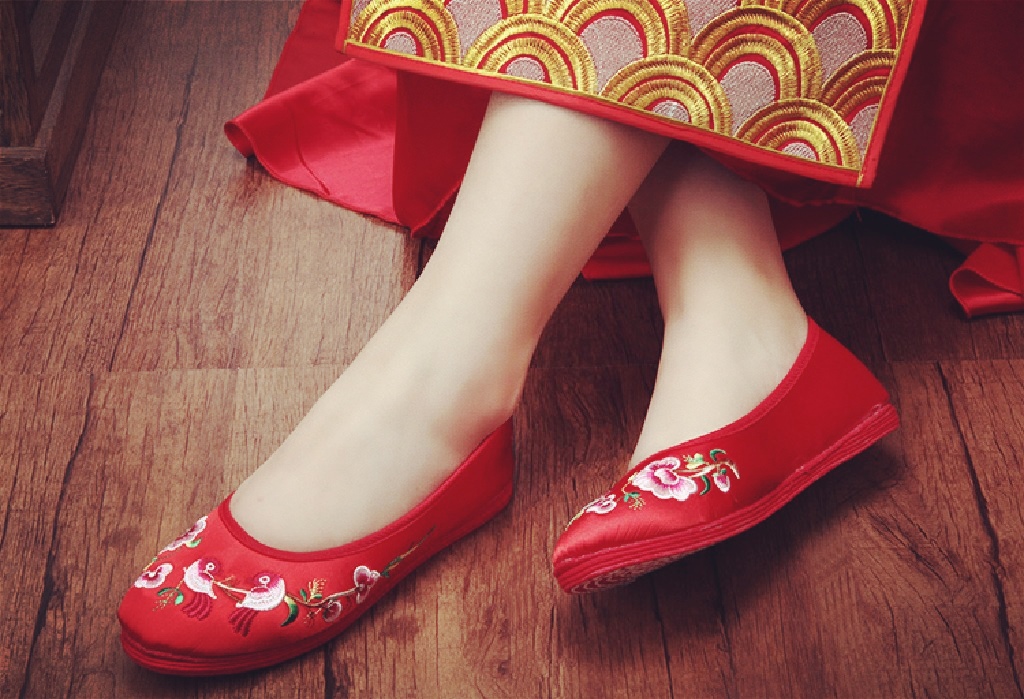 古代女子绣花鞋是怎么来的?为何说绣花鞋是中国女性特有服饰