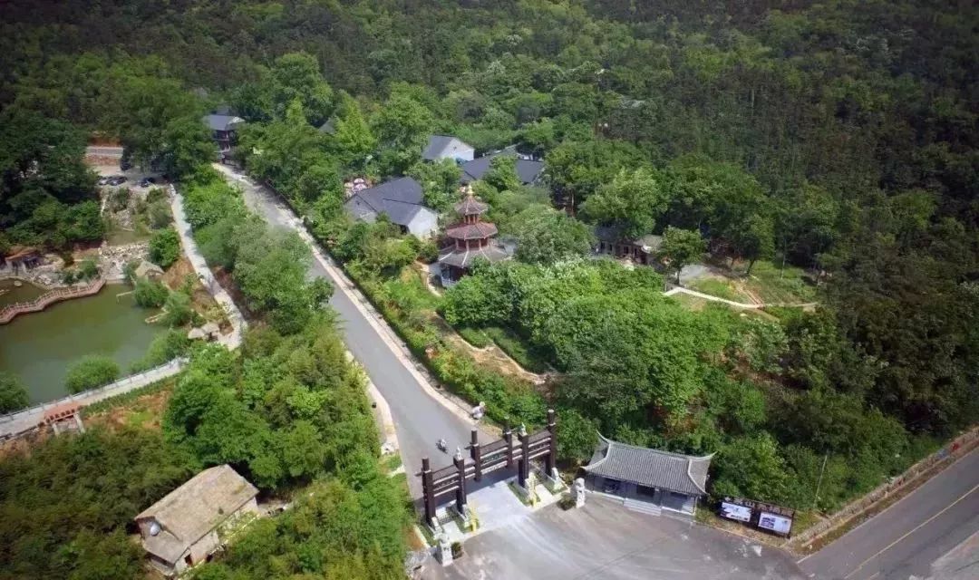 东与常州市武进区相连;西界茅山,与句容市接壤;南濒洮湖,与溧阳,宜兴