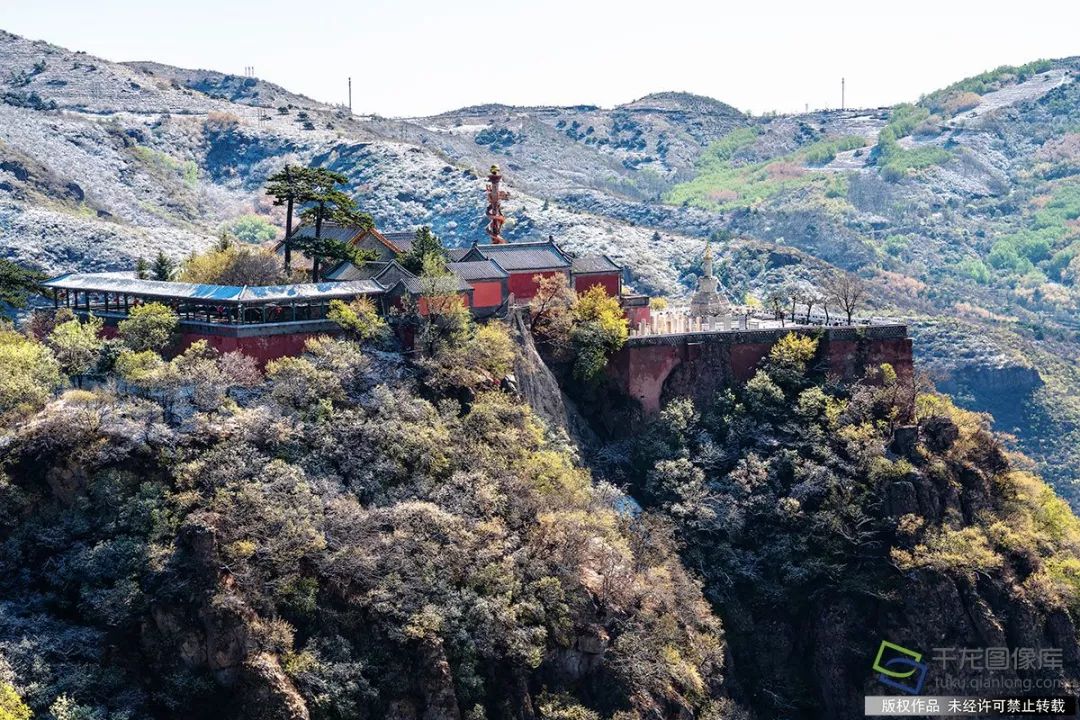 4月25日,北京头沟妙峰山镇的妙峰山风景区自凌晨5时开始降雪,降雪