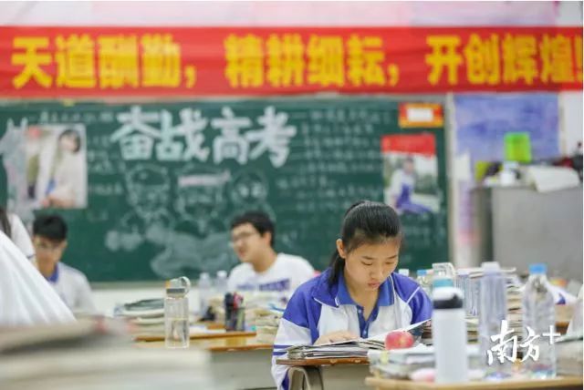 省教育厅发文治理“高考移民”丨一张深圳高考二模成绩单,引发的“高考移民”争议……
省教育厅发文治理“高考移民”丨一张深圳高考二模成绩单,引发的“高考移民”争议……