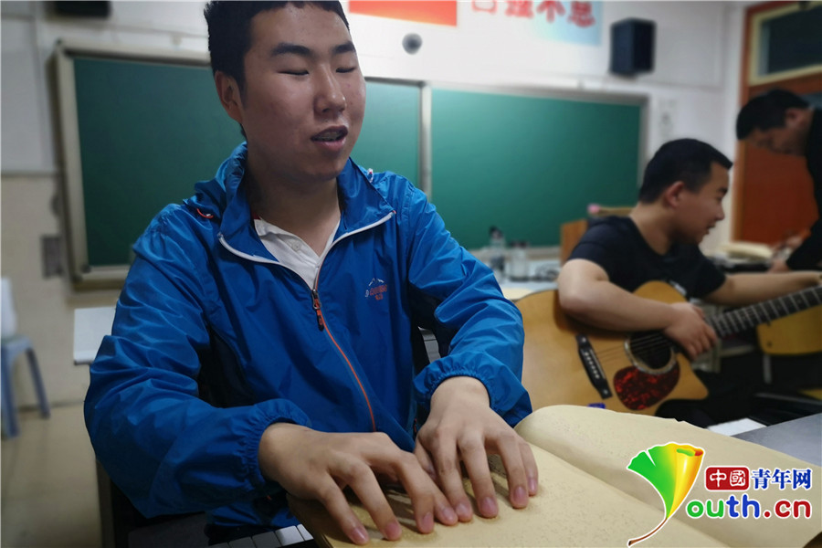 
“我看得见”：盲人高中生组乐队希望上大学继续学音乐


