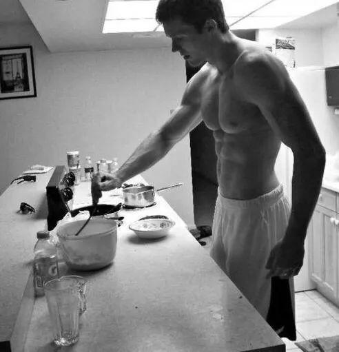 妹子有个会做饭的肌肉男友，是一种什么体验？