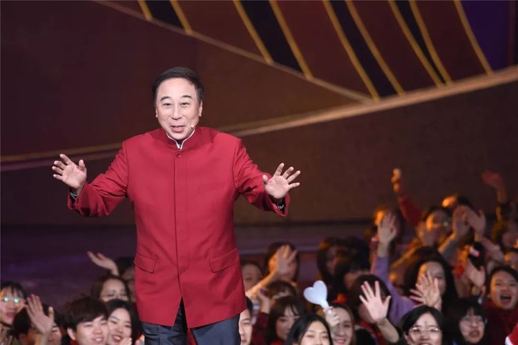62岁冯巩开上百万豪车,33年连登春晚舞台,儿子已成富商 盈丰平台官方网站