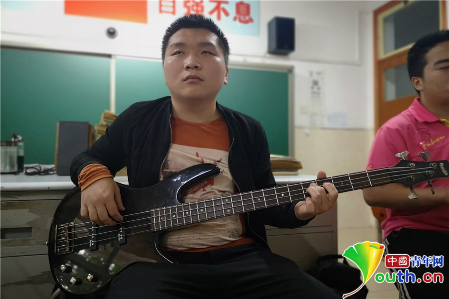 
“我看得见”：盲人高中生组乐队希望上大学继续学音乐


