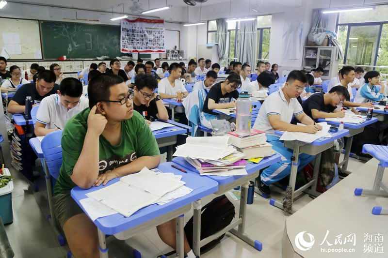 
高考倒计时一个月海南高三学生备考冲刺


