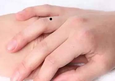 无名指痣 无名指的痣代表有耐力,能吃苦,工作运不错,但对家中的事常有