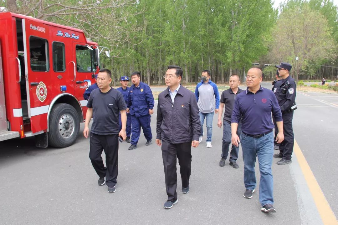 副区长,顺义公安分局局长赵为民来到首都机场西跑道外围,检查服务