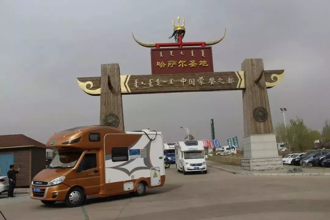 霍林郭勒路——辽河大街——建国北路——哈萨尔圣地路线进行巡游参观
