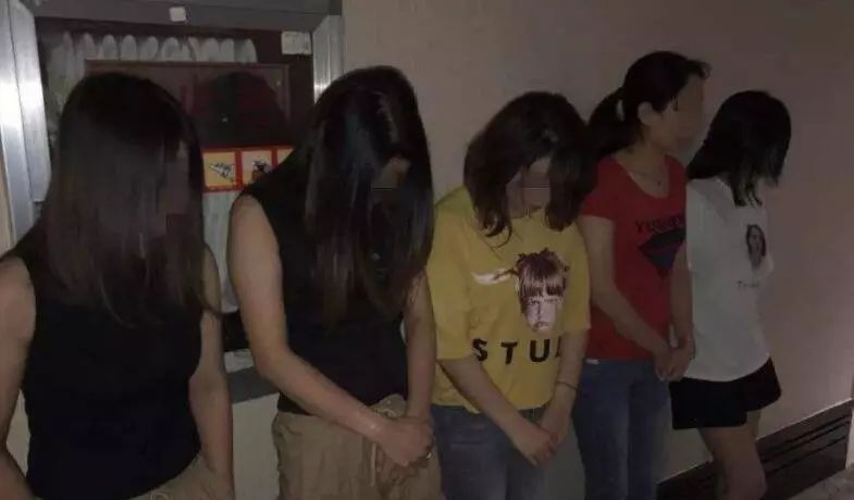 宜宾一小巷暗藏卖淫嫖娼窝点,一男一女被逮现行.