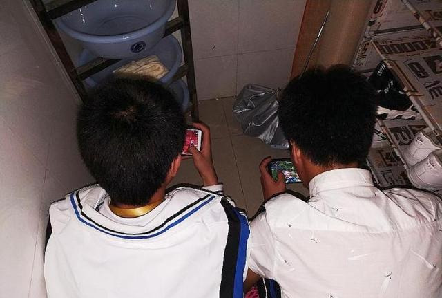 中学生“沉迷”于游戏无法自拔|蹲厕所打游戏