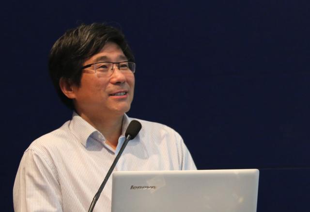 
月薪一万的退休大学教授，做月薪两千的门卫丢不丢人？


