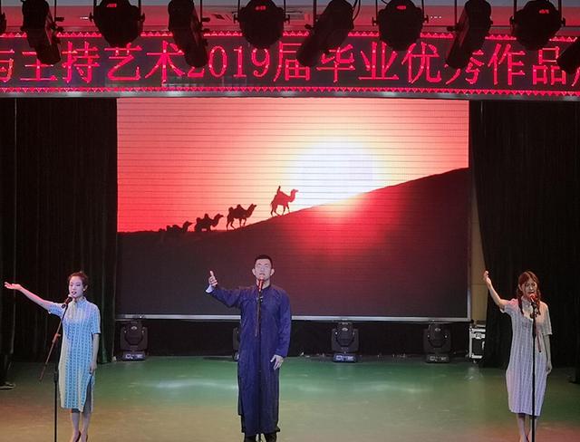 赞!武汉一高校大学生用“文艺汇演”展示四年专业学习成果!
赞!武汉一高校大学生用“文艺汇演”展示四年专业学习成果!