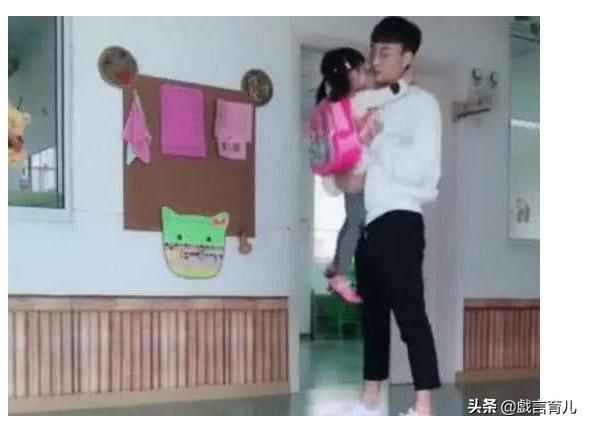                     哥哥去幼儿园接妹妹，看到哥哥后直接扑了上去，网友：好暖心