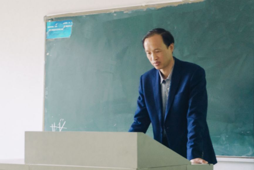 工作者中的无冕之王平凡教师里的灵魂之师走进时代楷模高思杰的一天