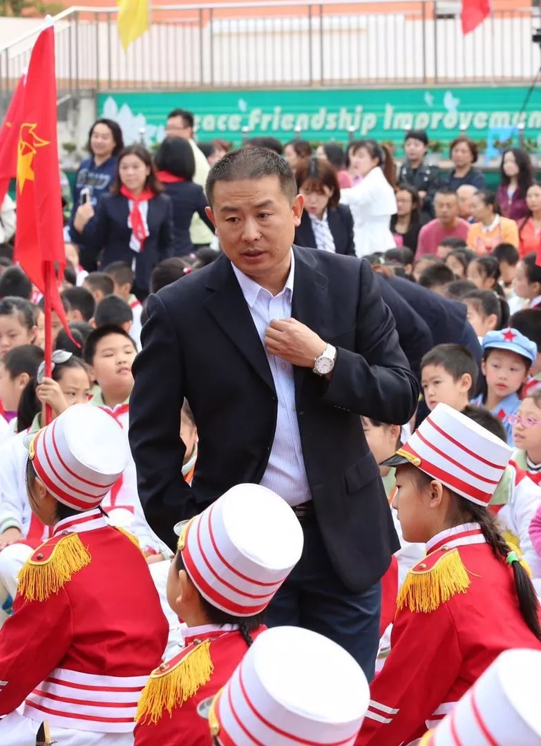 
蓝港外国语小学名师团队首次亮相，每个主要学科配一名特级教师！


