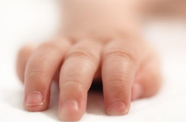                     原创            孩子指甲脆弱易断？家长要记住：这几个原因要及早解决