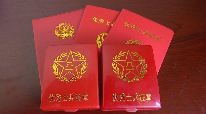 不久就担任了副班长,并加入了中国共产党,连续荣获两个优秀士兵奖