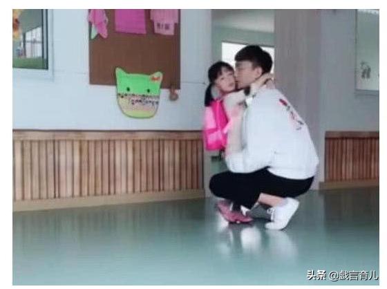                     哥哥去幼儿园接妹妹，看到哥哥后直接扑了上去，网友：好暖心