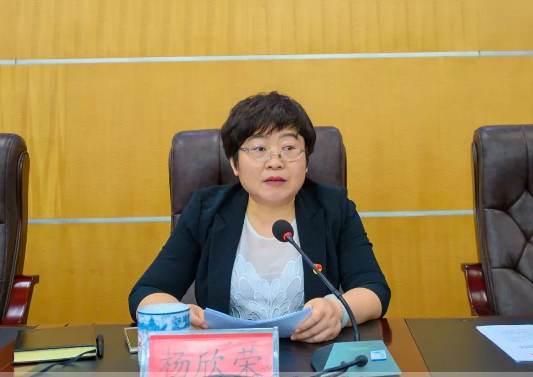 县人民政府副县长杨欣荣同志对我县广大青年表示肯定,对受到表彰的