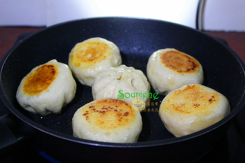 怎么做水煎包教程 fc88263eac0b4de7a666643a86919a7e.jpeg