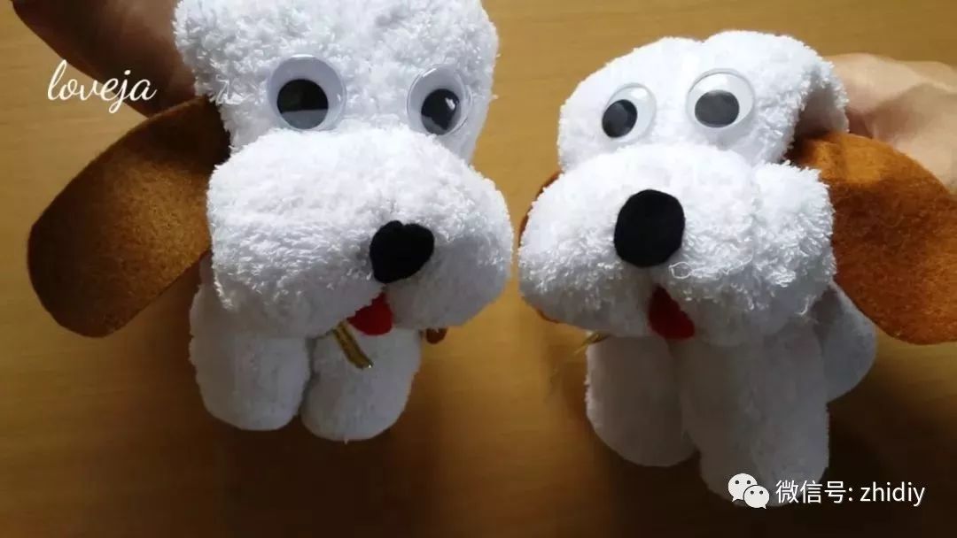 成品展示材料准备一条毛巾卷起一端另一端也同时卷起对折用橡皮筋固定