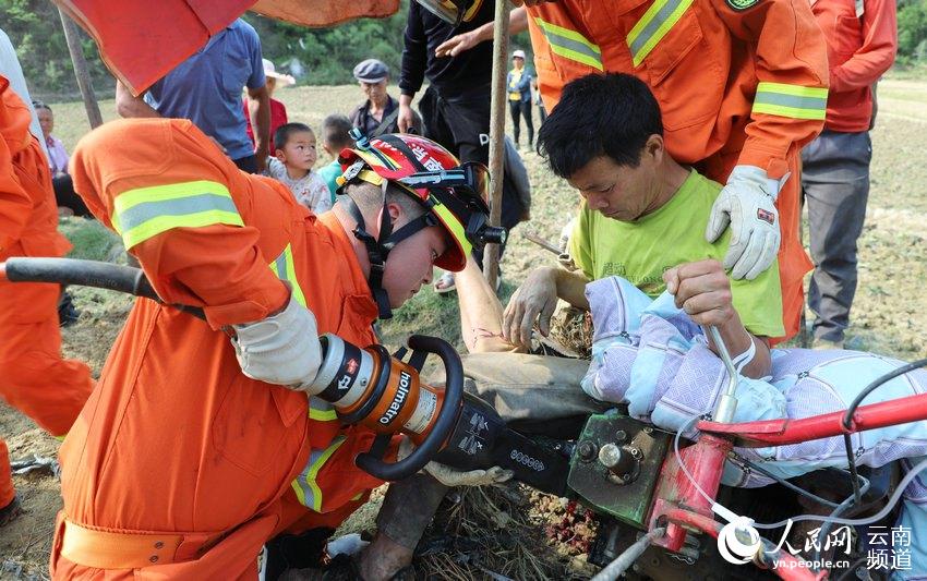 看着都疼!云南一男子下身卷入农耕机内 消防紧急救援