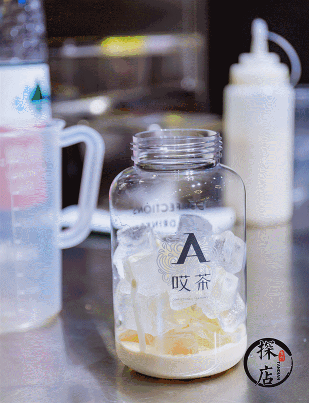 新鲜的整颗荔枝如同珍珠一样落入绿茶的湖底,千山暮雪般的芝士缓缓落